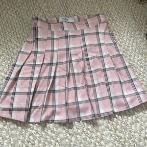 Pink, black and white pleated plaid skirt. XS, from hollister. Brand new.